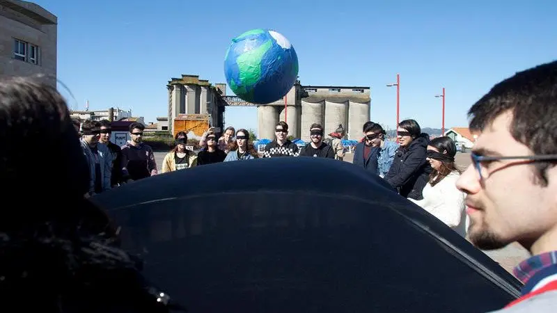 Estudiantes se manifestaron en la Plaza del Rey de Vigo. SALVADOR SÁS, EFE