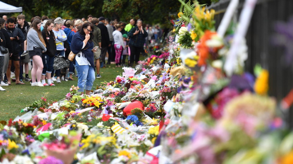 Una multitud acudió a depositar flores en el lugar de los incidentes, en Nueva Zelanda. MICK TSIKAS (Efe)