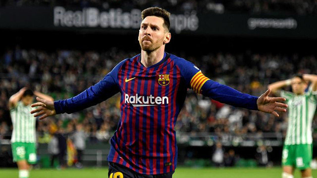 Leo Messi celebra el cuarto gol del equipo blaugrana en el estadio del Betis. RAÚL CARO
