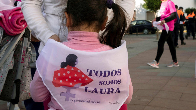 Una niña en una carrera organizada en recuerdo a Laura Luelmo. JULIÁN PÉREZ (EFE)