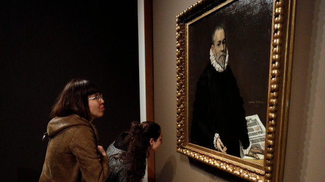 Dúas mulleres observan a obra &#39;Retrato dun médico&#39; de El Greco. JAVIER CERVERA