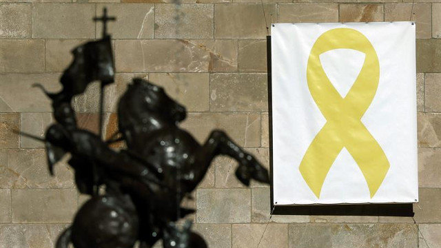Lazo amarillo colocado en el Pati dels Tarongers del Palau de la Generalitat. ANDREU DALMAU (EFE)