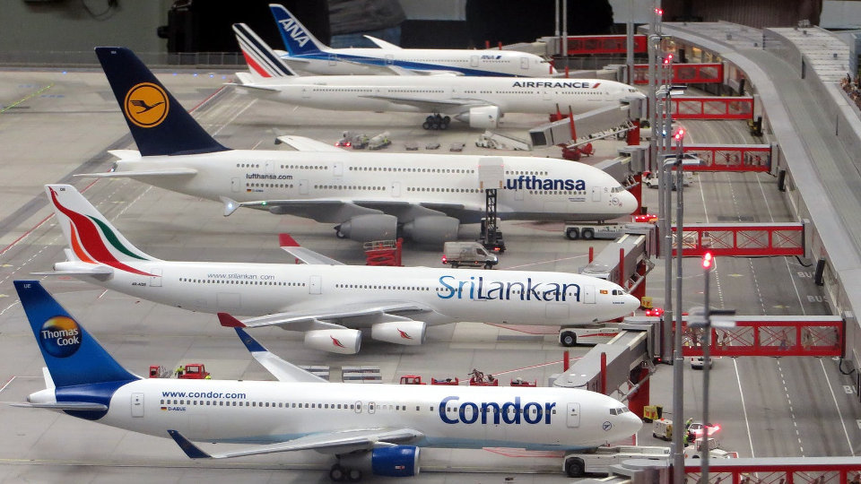 Aviones de varias compañías en una terminal.AEP