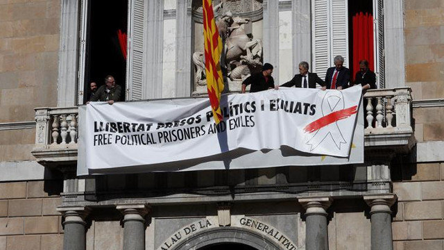 La nueva pancarta de la Generalitat ya sin el lazo amarillo. TONI ALBIR (EFE)