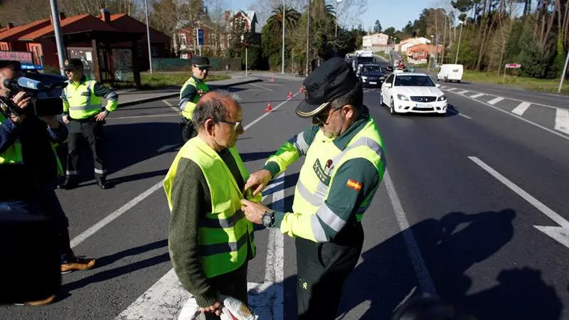 Un guardia civil coloca un chaleco a un peat&oacute;n. CABALAR, EFE