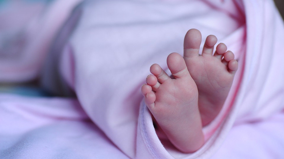 Foto de arquivo dos pés dun bebé recén nacido. PIXABAY