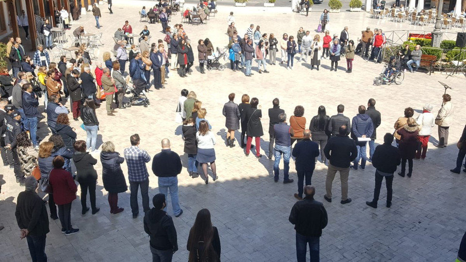 Los vecinos se concentraron en la Plaza de la Constitución para condenar el acto. AYUNTAMIENTO DE CIEMPOZUELOS