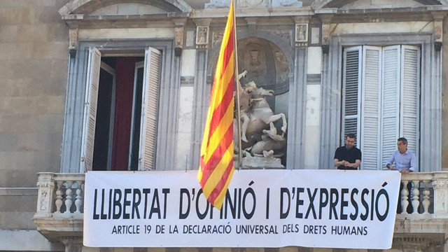 Nueva pancarta de Torra en el balcón de la Generalitat. TWITTER