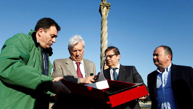 Mario Vargas Llosa (segundo por la izquierda), con el conselleiro de Cultura y el recto de la UDC. CABALAR (EFE)