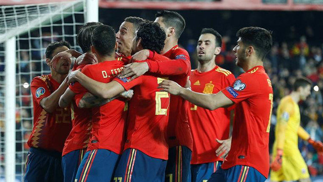 Los jugadores de la selección española celebran un gol. MIGUEL ÁNGEL POLO (EFE)