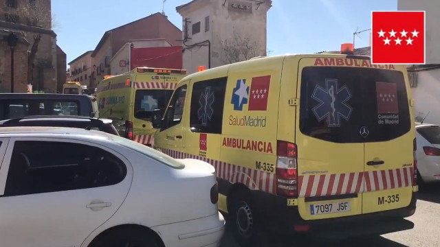 Ambulancia del 112 frente a la vivienda donde fueron hallados los cadáveres. TWITTER (@112cmadrid)