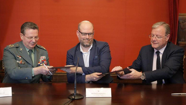 De izquierda a derecha, Laurentino Ceño, Martiño Noriega y Antonio Silván en la firma del convenio. LAVANDEIRA JR (EFE)