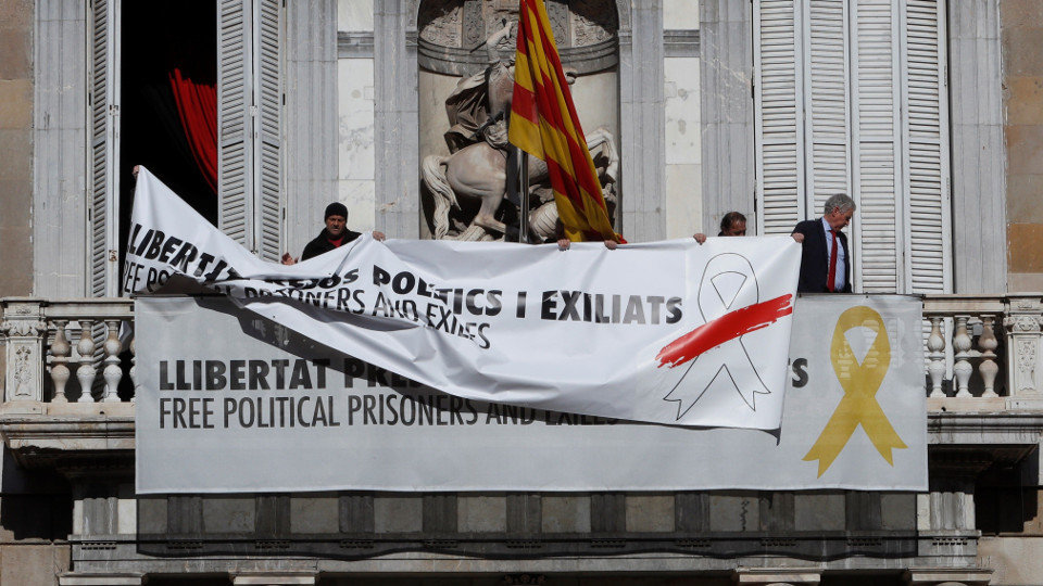 Cambio de pancartas en la Generalitat. EFE (lazo amarillo, Torra)