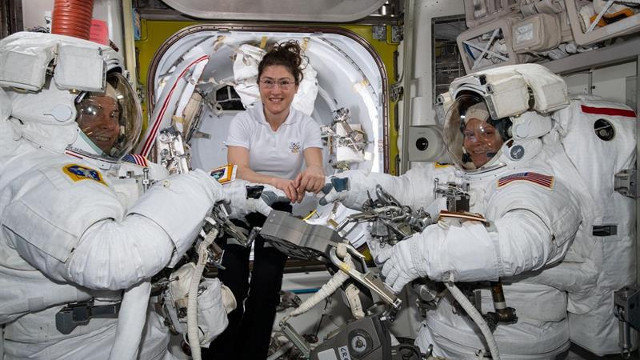 La astronauta Christina Koch ayuda a Nick Hague y Anne McClain con sus respectivos trajes. NASA