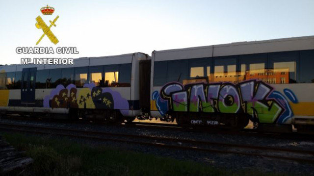 Grafitis realizados nun tren en Ortigueira. EP