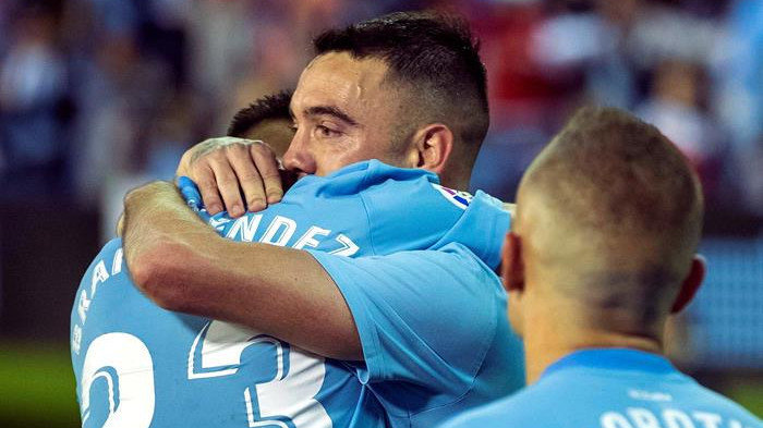 Iago Aspas y Brais Méndez celebran el último gol celeste. SALVADOR SÁS, EFE
