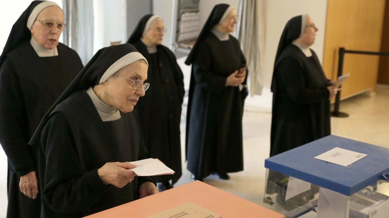 Unas monjas acuden a votar.AEP