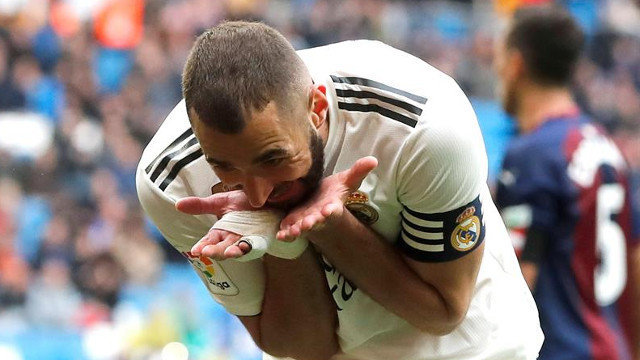 El delantero francés del Real Madrid Karim Benzema celebra el segundo gol. JUAN CARLOS HIDALGO