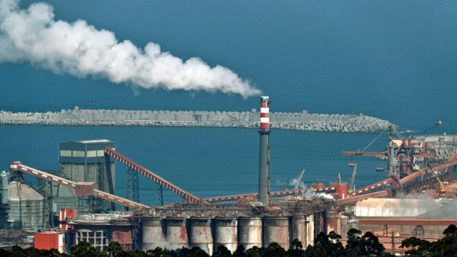 Vista de las instalaciones de la fábrica de aluminio de la empresa Alcoa en San Cibrao. ELISEO TRIGO (EFE)