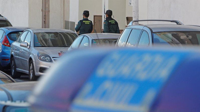 Dos agentes ante el edificio en el que ha aparecido el cadáver de una mujer en Torrevieja. EFE