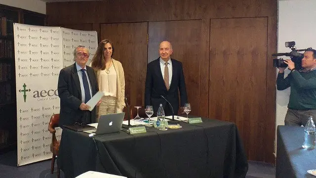 La doctora Marta Puyol con el doctor Barbacid y el doctor Carrato. @aecc_es