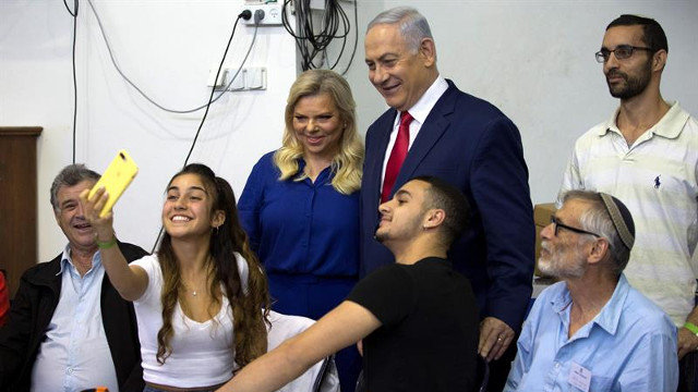 El primer ministro de Israel, Benjamin Netanyah, junto a su mujer Sara, tras votar en las elecciones. EFE