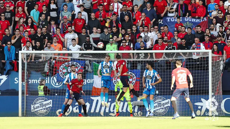 Cabezazo de Osasuna en el área del Deportivo. LALIGA