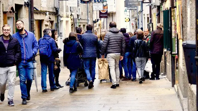 Turistas en la compostelana Rúa do Franco. CÉSAR MÍGUEZ