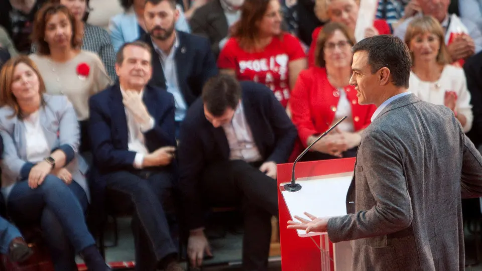 Pedro Sánchez, en Vigo, ante la mirada de Gonzalo y Abel Caballero. SALVADOR SAS (Efe)