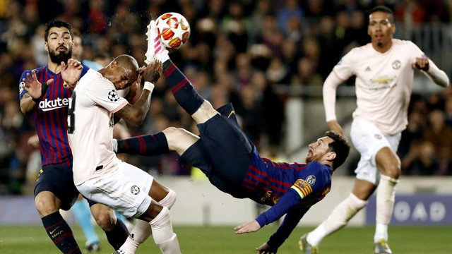 El argentino Leo Messi (c), del FC Barcelona, dispara a puerta de chilena, ANDREU DALMAU
