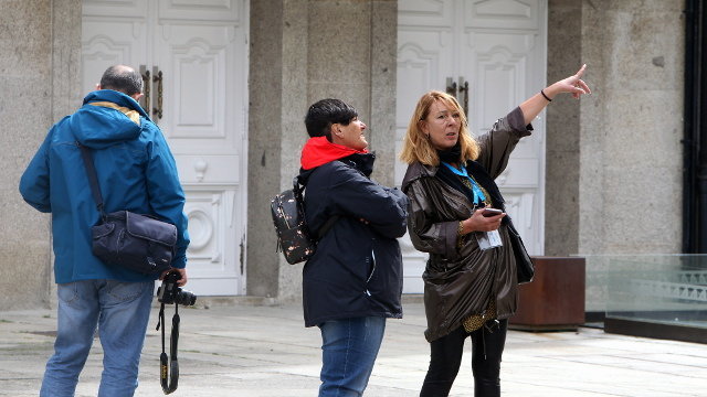 Turistas observan el cielo en Lugo. MARÍA MORADO