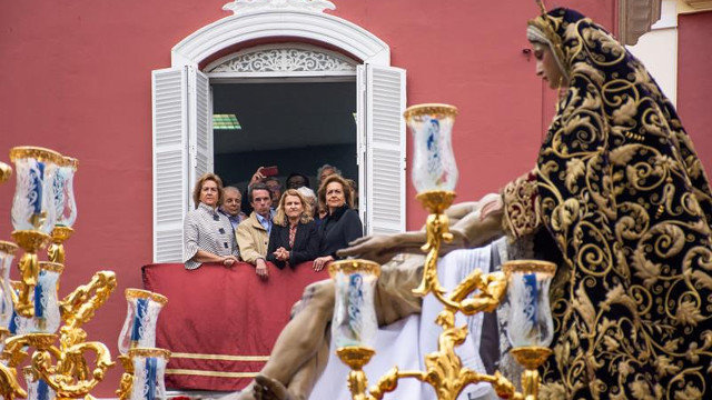 Aznar (c) y Zoido (atrás), entre otras personas, observan la salida de la hermandad de El Baratillo. RAUL CARO CADENAS