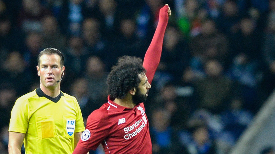 Salah celebra uno de los tantos del Liverpool. FERNANDO VELUDO