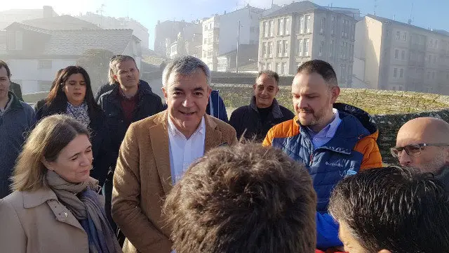 Garicano, en la muralla con Marta Rivera de la Cruz y Olga Louzao. EP