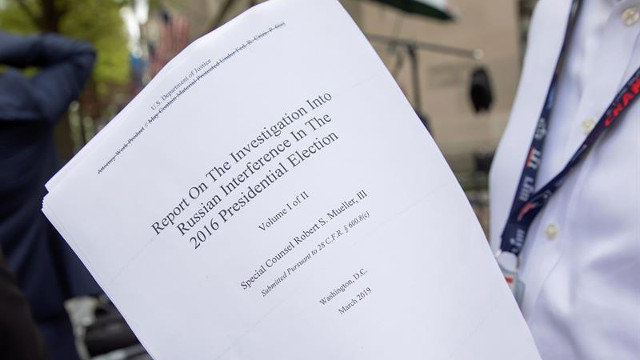 Un periodista sostiene una copia impresa de la versión redactada de la declaración del fiscal especial Robert Mueller. ERIK S. LESSER (EFE)