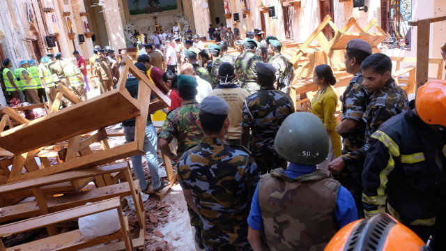 Agentes inspeccionan la iglesia de San Sebastián tras una de las explosiones en Sri Lanka. EFE