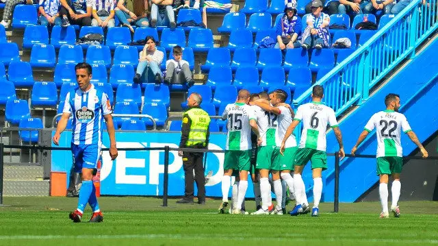 Xogadores do Estremadura celebran un gol en Riazor. LALIGA