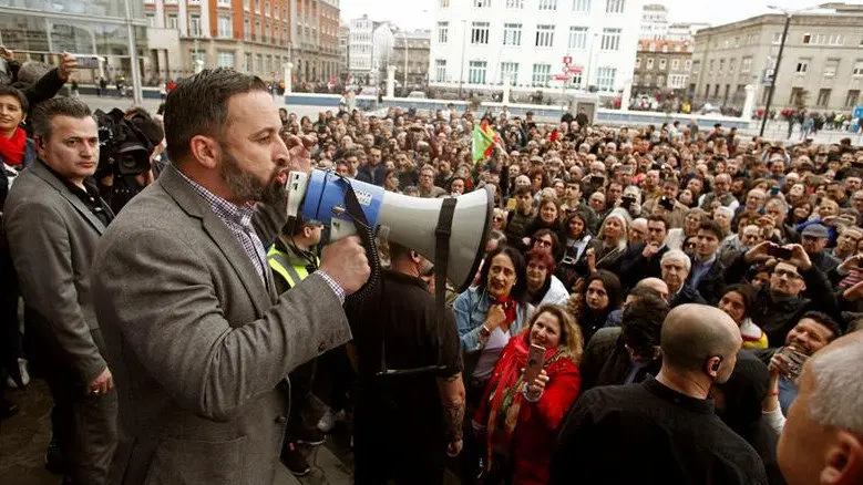 El candidato de Vox, Santiago Abascal, en la puerta del Palexco en A Coruña. CABALAR, EFE