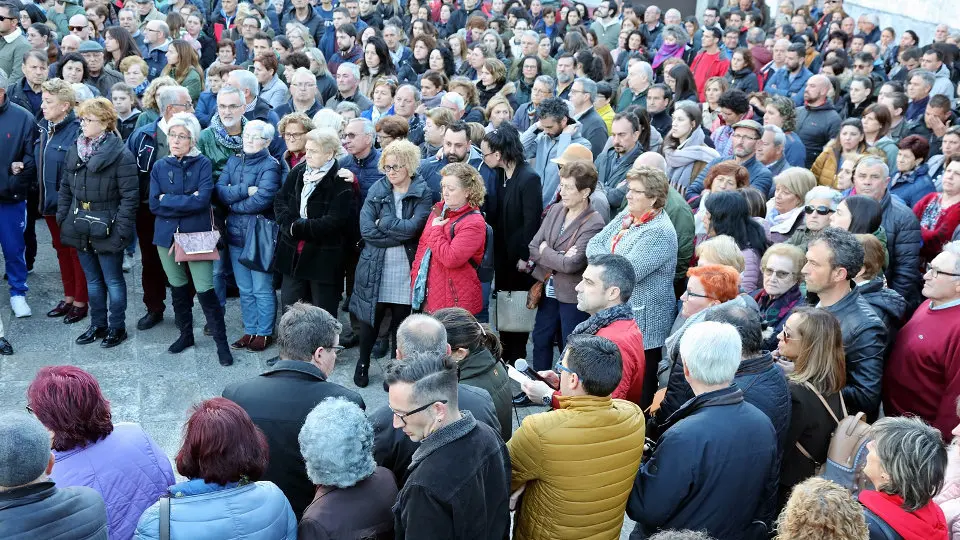 Vecinos de Pontecesures guardan un minuto de silencio.LUIS POLO
