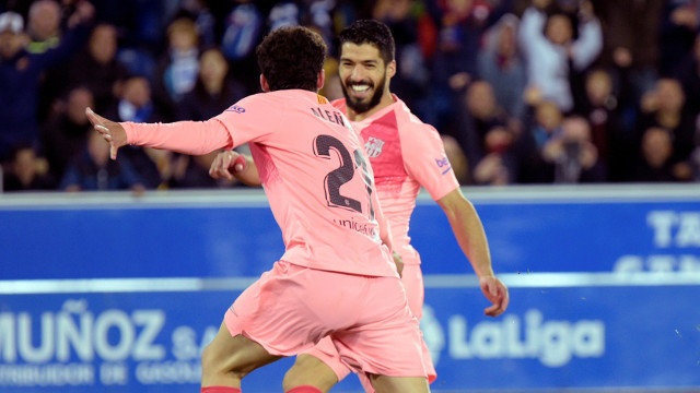 Carles Aleñá e Luís Suárez celebran o primeiro gol do equipo. ADRIÁN RUIZ DO FERRO (EFE)