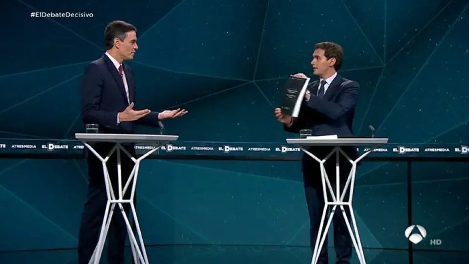 Rivera saca una copia de la tesis de Sánchez para acusarle de mentir. EP