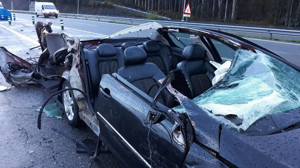 El veh&iacute;culo que choc&oacute; con un cami&oacute;n en la A-8 en Guitiriz qued&oacute; destrozado. EP
