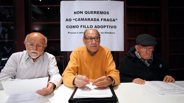 Manuel Monge (c), Manuel Villares (i) y Nicanor Acosta (d) piden retirar las menciones honoríficas a Fraga. CABALAR