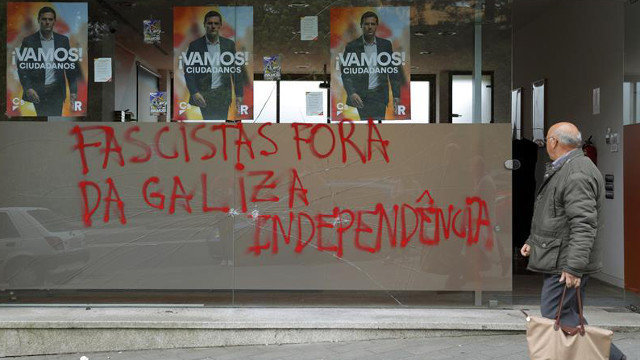 Pintadas en la sede de Ciudadanos Galicia, en Santiago. LAVANDEIRA JR