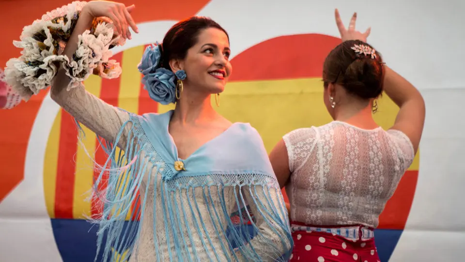 Inés Arrimadas baila sevillanas en la jornada de reflexión.QUIQUE GARCÍA (Efe)