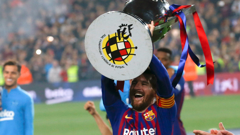 Messi levanta la copa de la Liga tras ganar al Levante.QUIQUE GARCÍA (Efe)