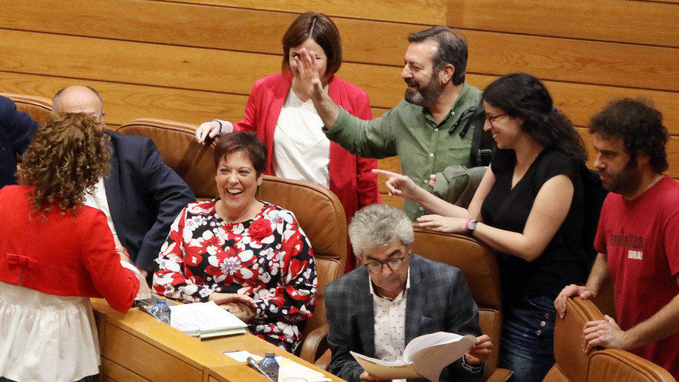 Ambiente de júbilo en los escaños de la izquierda en el Parlamento gallego. PEPE FERRÍN