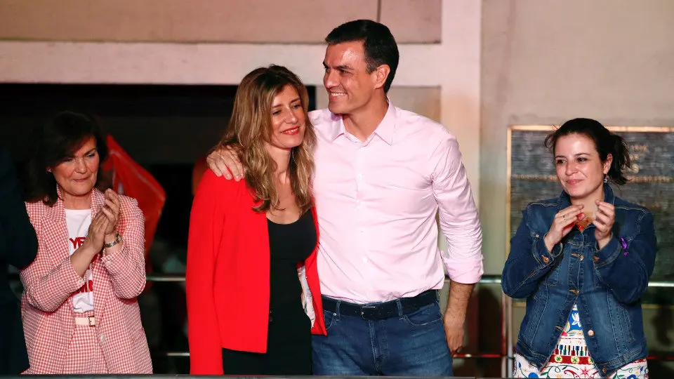 Pedro Sánchez, acompañado por su mujer, María Begoña Gómez, Carmen Calvo (i) y Adriana Lastra, durante la celebración de los resultados electorales en la sede del PSOE. JUANJO MARTÍN (EFE)