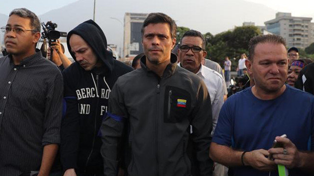 Leopoldo López, tras ser liberado en Caracas. RAYNER PEÑA (EFE)