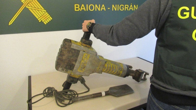 Los agentes localizaron un martillo percutor en una tienda de venta de objetos de segunda mano en Vigo. GUARDIA CIVIL